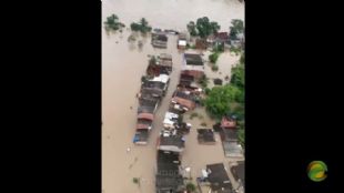 Sobe para 20 mortes e 31.405 desabrigados em enchentes na Bahia.